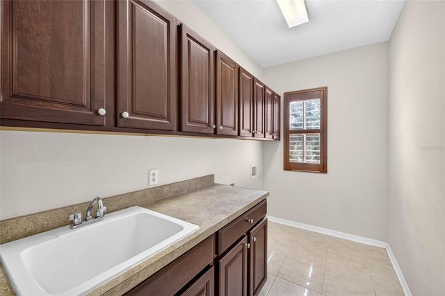 7906 CAMDEN WOODS DRIVE, Tampa, FL 33619