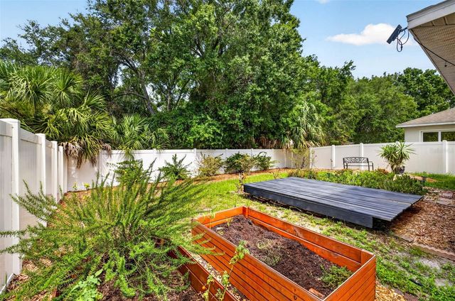 7906 CAMDEN WOODS DRIVE, Tampa, FL 33619