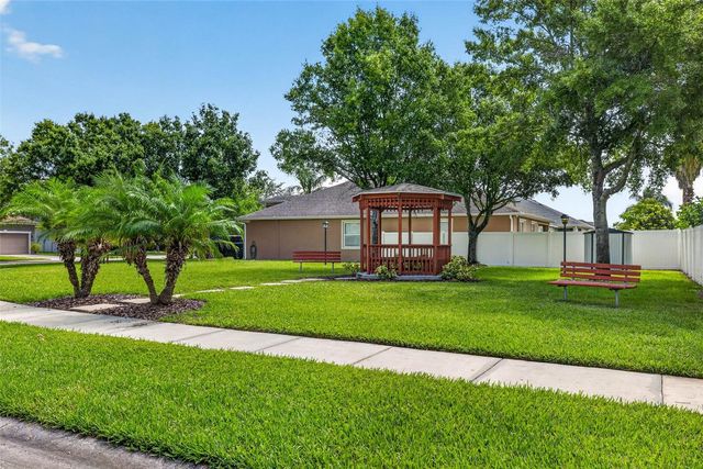 7906 CAMDEN WOODS DRIVE, Tampa, FL 33619