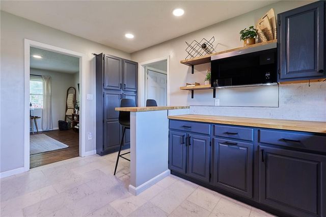 9427 MACKEY Street, Overland Park, KS 66212