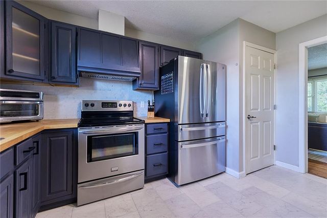 9427 MACKEY Street, Overland Park, KS 66212