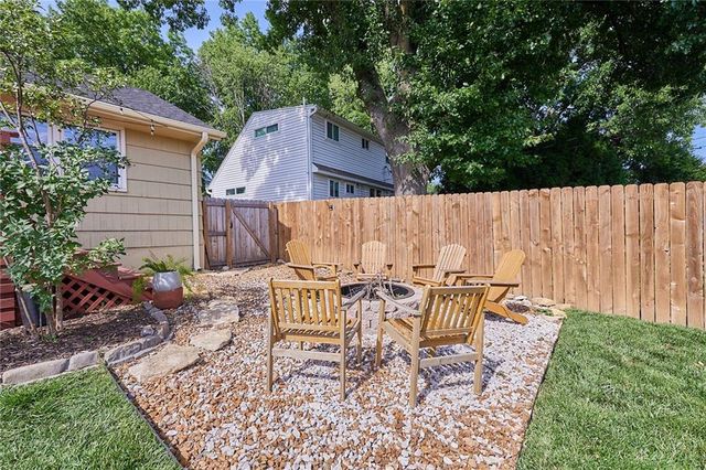 9427 MACKEY Street, Overland Park, KS 66212