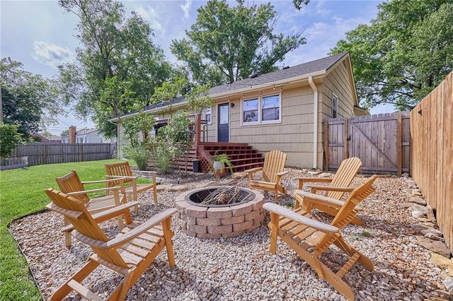 9427 MACKEY Street, Overland Park, KS 66212