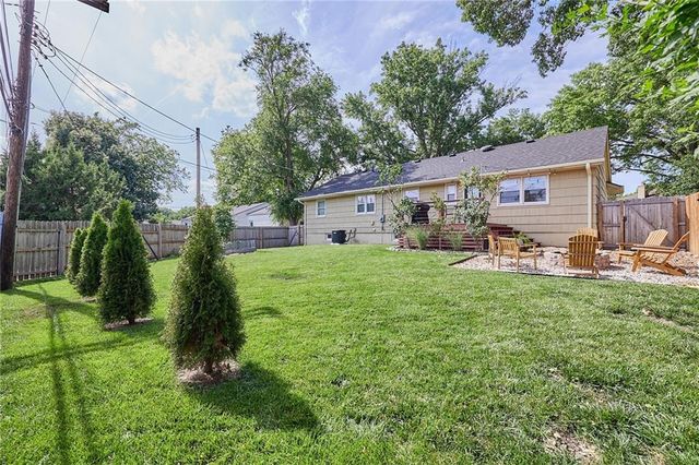 9427 MACKEY Street, Overland Park, KS 66212