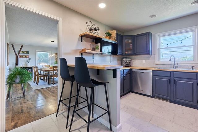 9427 MACKEY Street, Overland Park, KS 66212