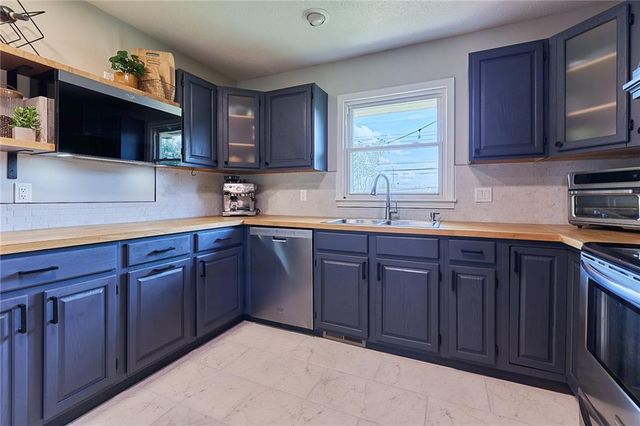 9427 MACKEY Street, Overland Park, KS 66212