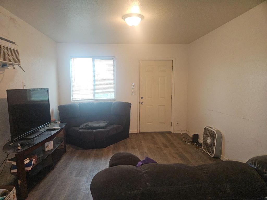 Image 3 of property listing at 136 W El Dorado, Fresno, CA 93706