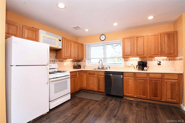977 Brent Drive, Wantagh, NY 11793