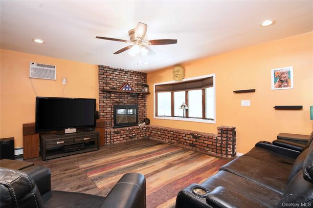 977 Brent Drive, Wantagh, NY 11793