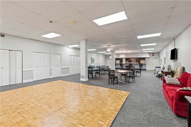 2120 Greentree 408E, Scott Twp, PA 15220