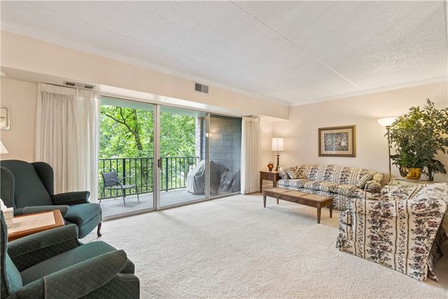 2120 Greentree 408E, Scott Twp, PA 15220