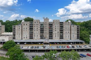 2120 Greentree 408E, Scott Twp, PA 15220