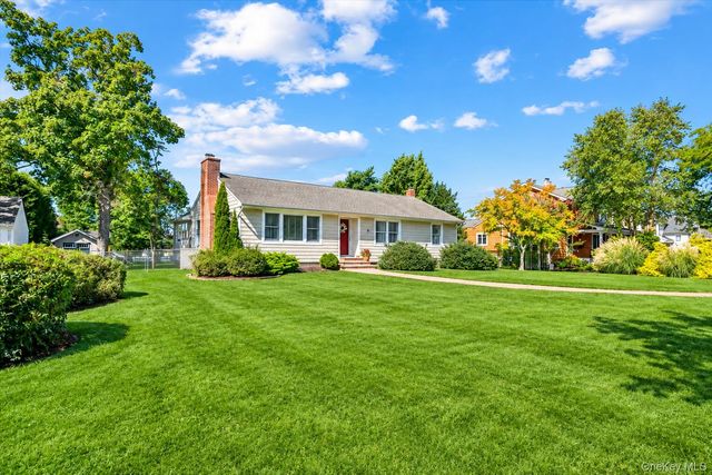 72 S Penataquit Avenue, Bay Shore, NY 11706