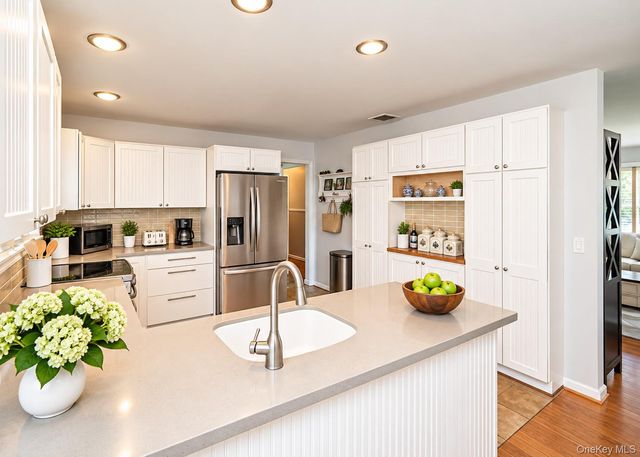 72 S Penataquit Avenue, Bay Shore, NY 11706