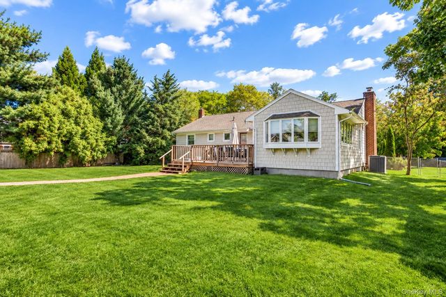 72 S Penataquit Avenue, Bay Shore, NY 11706