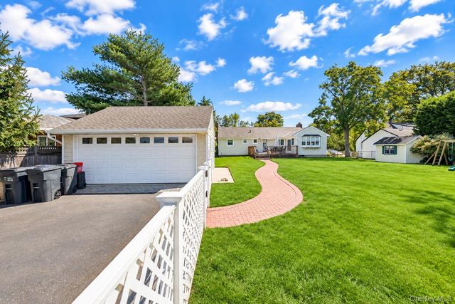 72 S Penataquit Avenue, Bay Shore, NY 11706