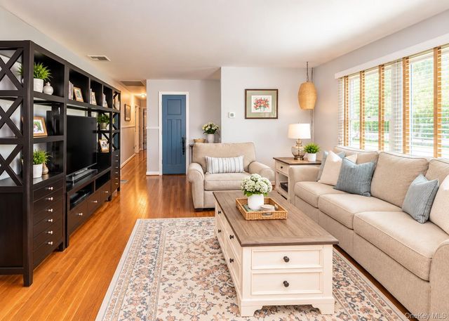 72 S Penataquit Avenue, Bay Shore, NY 11706