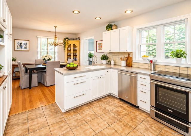 72 S Penataquit Avenue, Bay Shore, NY 11706
