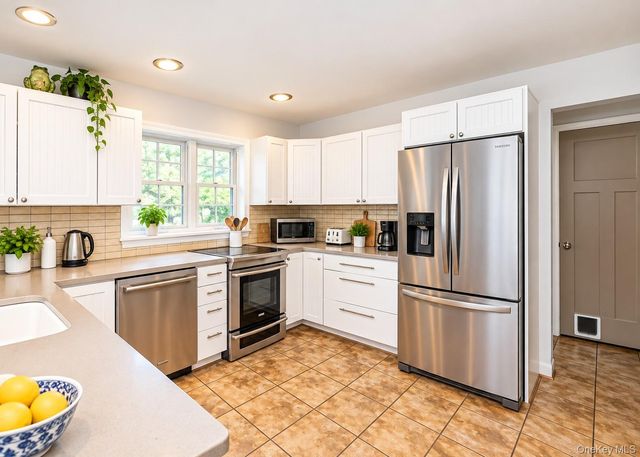72 S Penataquit Avenue, Bay Shore, NY 11706