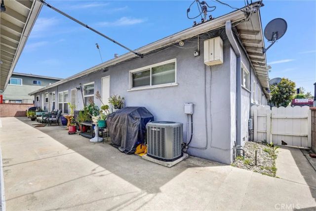 14821 Burbank, Van Nuys, CA 91411