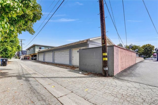 14821 Burbank, Van Nuys, CA 91411