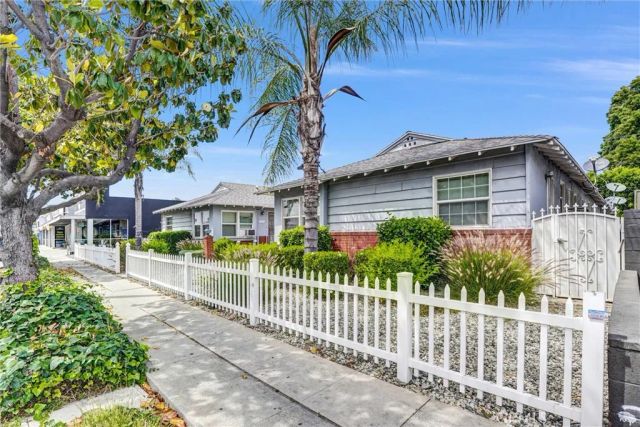 14821 Burbank, Van Nuys, CA 91411