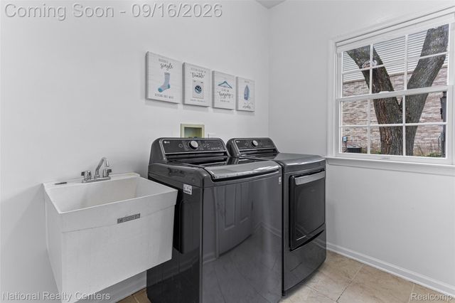 2077 Applebrook Drive, Commerce Charter Township, MI 48382