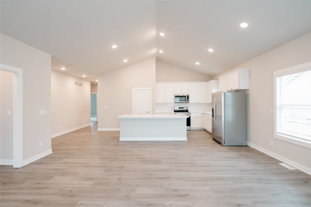 805 E 23rd Street N, Newton, IA 50208