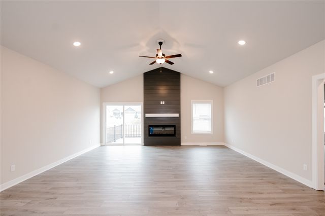 805 E 23rd Street N, Newton, IA 50208