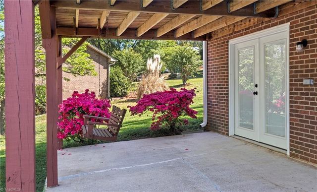 1395 Glen Oaks Road, Clemmons, NC 27012