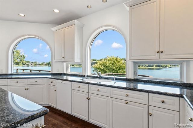 1832 Long Lake Shore Drive, Bloomfield Hills, MI 48302
