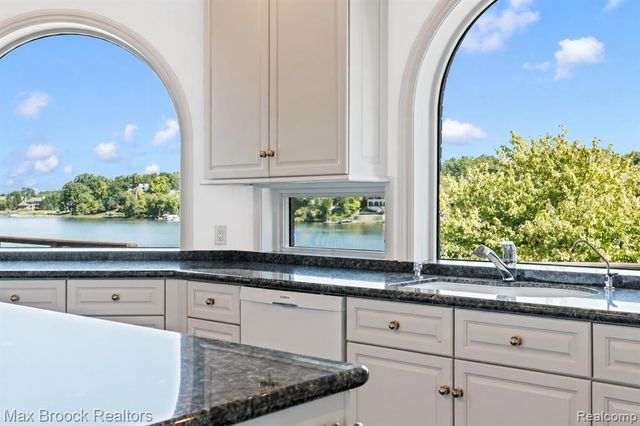1832 Long Lake Shore Drive, Bloomfield Hills, MI 48302