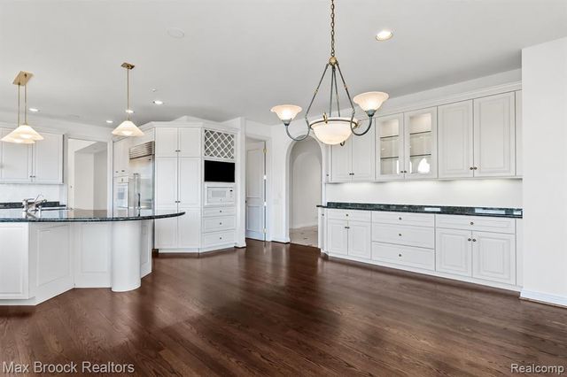 1832 Long Lake Shore Drive, Bloomfield Hills, MI 48302