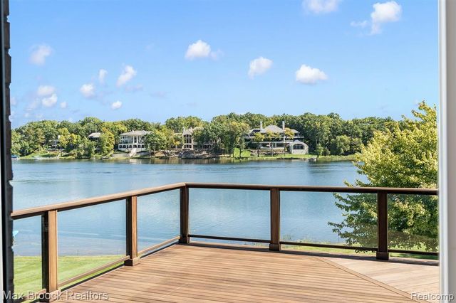 1832 Long Lake Shore Drive, Bloomfield Hills, MI 48302