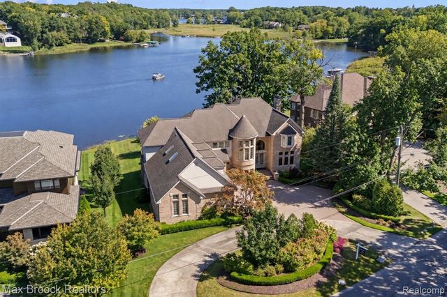 1832 Long Lake Shore Drive, Bloomfield Hills, MI 48302