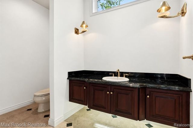 1832 Long Lake Shore Drive, Bloomfield Hills, MI 48302