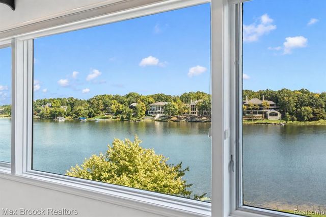 1832 Long Lake Shore Drive, Bloomfield Hills, MI 48302