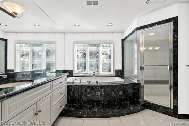 1832 Long Lake Shore Drive, Bloomfield Hills, MI 48302