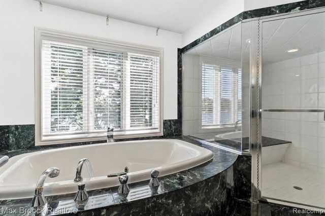 1832 Long Lake Shore Drive, Bloomfield Hills, MI 48302