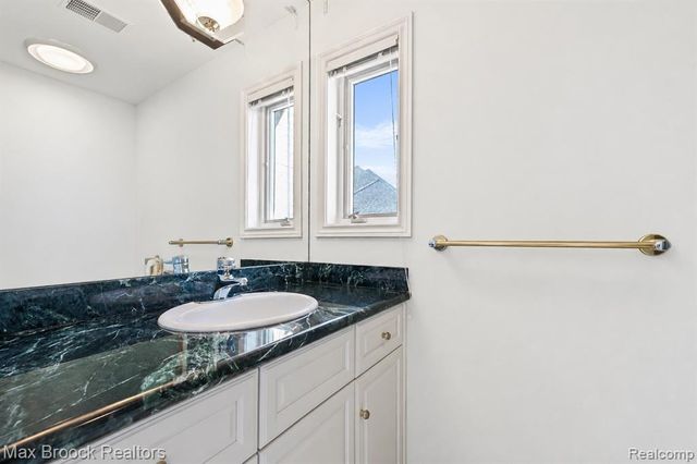 1832 Long Lake Shore Drive, Bloomfield Hills, MI 48302