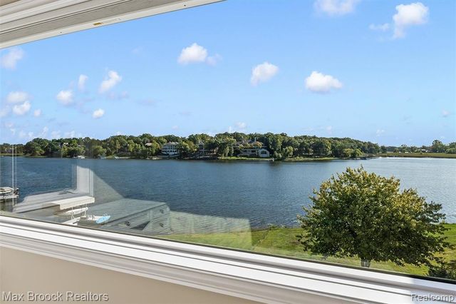 1832 Long Lake Shore Drive, Bloomfield Hills, MI 48302