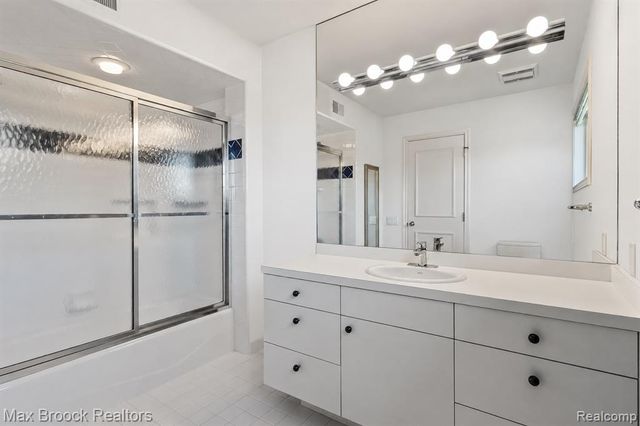 1832 Long Lake Shore Drive, Bloomfield Hills, MI 48302