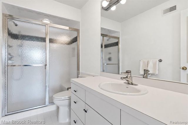 1832 Long Lake Shore Drive, Bloomfield Hills, MI 48302