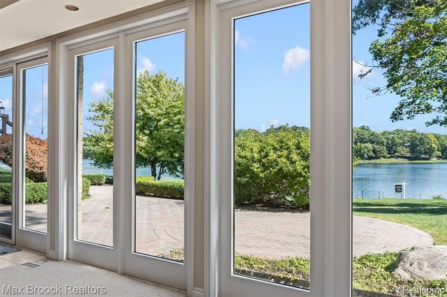 1832 Long Lake Shore Drive, Bloomfield Hills, MI 48302