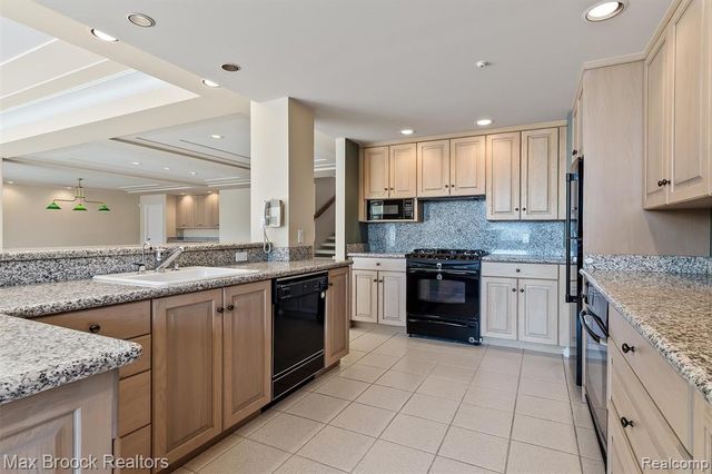 1832 Long Lake Shore Drive, Bloomfield Hills, MI 48302