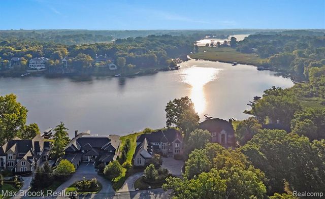 1832 Long Lake Shore Drive, Bloomfield Hills, MI 48302