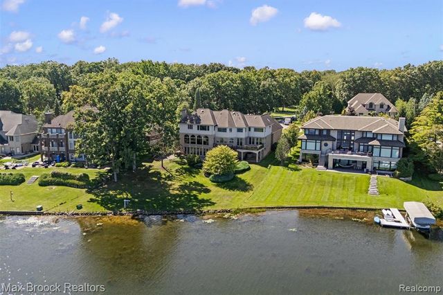 1832 Long Lake Shore Drive, Bloomfield Hills, MI 48302