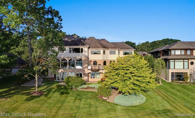 1832 Long Lake Shore Drive, Bloomfield Hills, MI 48302