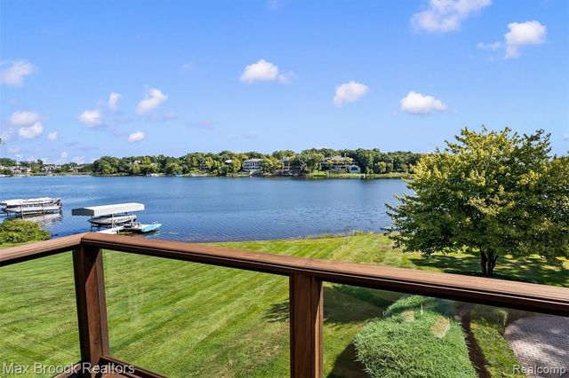 1832 Long Lake Shore Drive, Bloomfield Hills, MI 48302