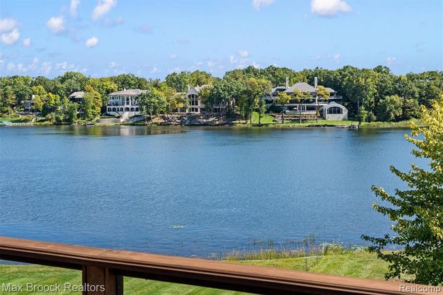 1832 Long Lake Shore Drive, Bloomfield Hills, MI 48302